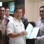 Dirjen Dukcapil dan Pemkab Bekasi Serahkan Dokumen Adminduk dan Santunan bagi Keluarga Korban KRL