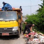UPTD Wilayah II Kerahkan Armada Bersihkan Sampah Liar di Exit Tol Gabus