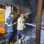 Tiga Unit Mobil Damkar Dikerahkan Padamkan Kebakaran Gedung Pasar Ramayana