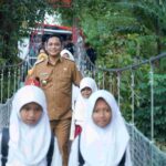 Meninjau Pelaksanaan MPLS Plt Bupati Bekasi Ajak Para Ayah Antar Anak di Hari Pertama Masuk Sekolah